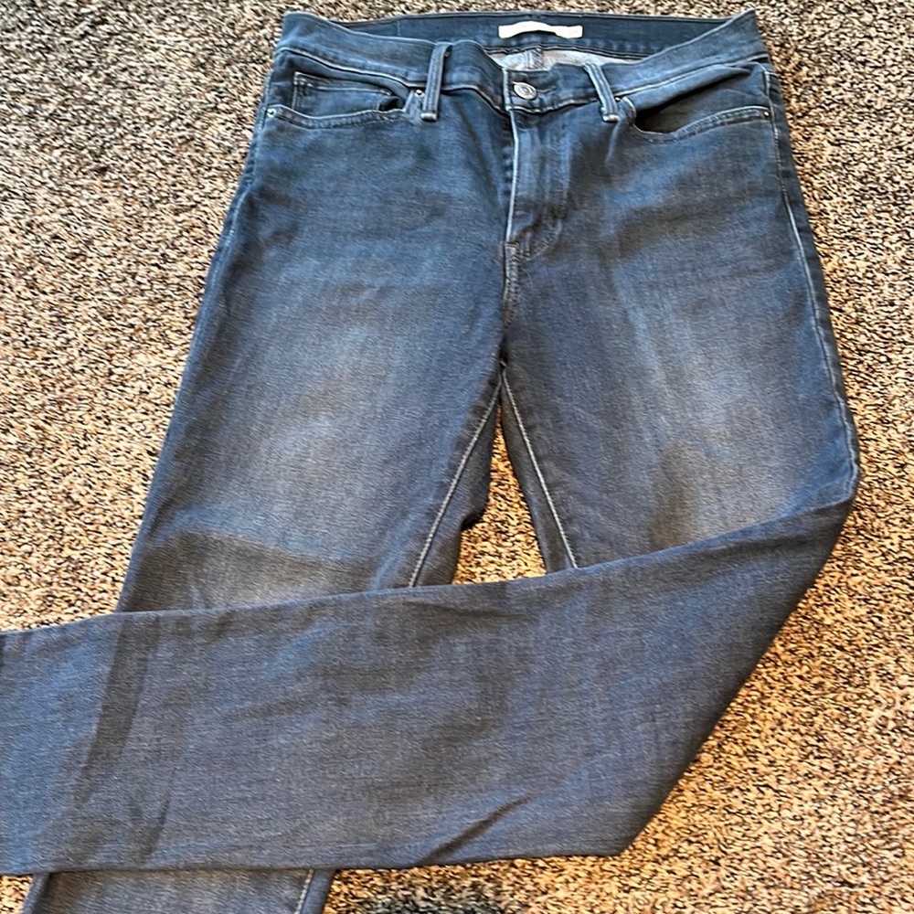 Never worn Slimming Skinny Levi